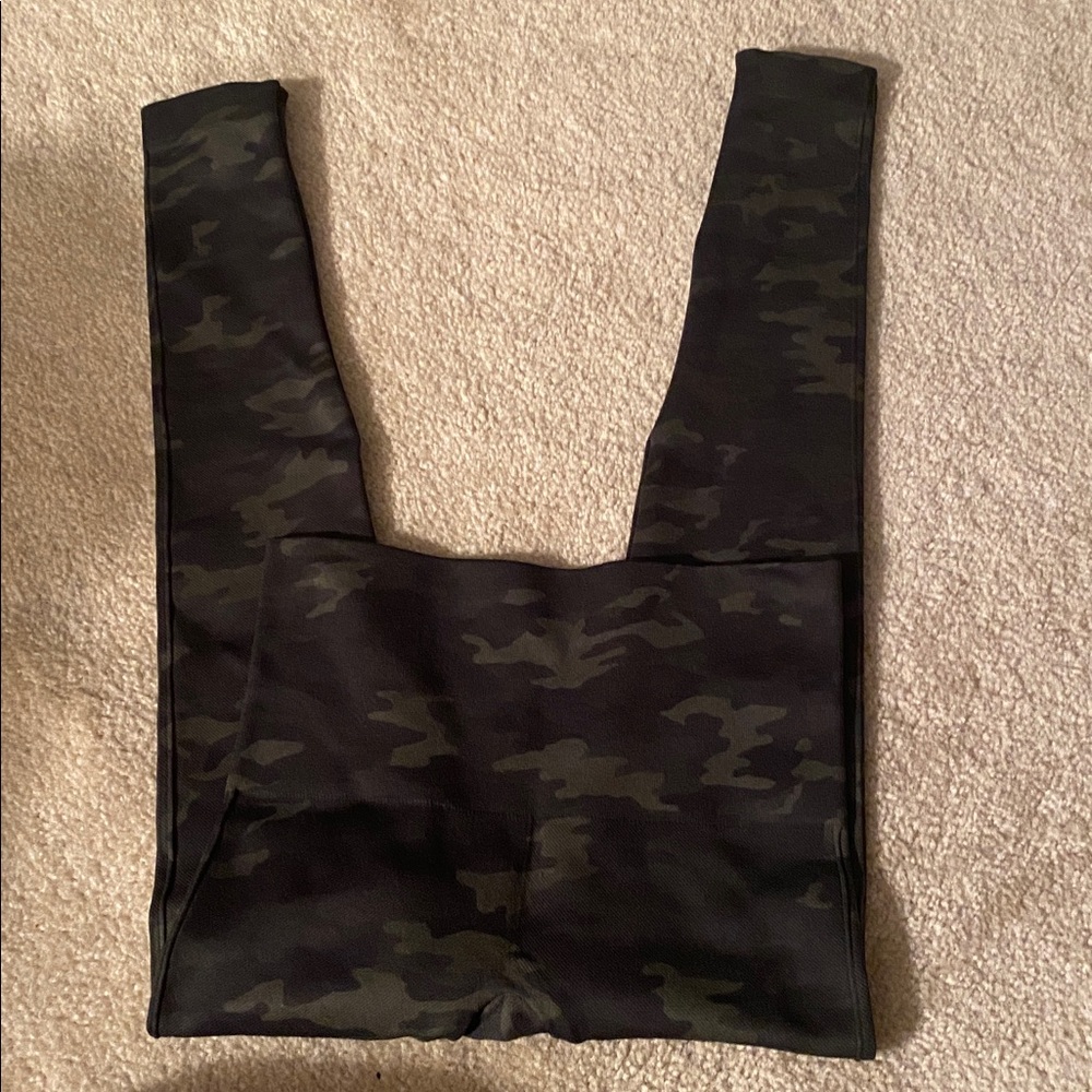Spanx camouflage leggings size XS stretchy! - Picture 3 of 4